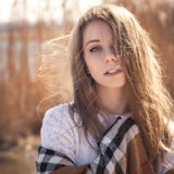 A mulher caucasiano adolescente nova bonita em um passeio da manta pensa Foto de Stock A mulher caucasiano adolescente nova bonita em um passeio da manta pensa Foto de Stock