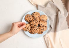 Mulher com as cookies saborosos dos pedaços de chocolate no fundo cinzento, vista superior fotos de stock Mulher com as cookies saborosos dos pedaços de chocolate no fundo cinzento, vista superior fotos de stock