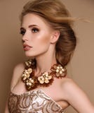 Mulher com cabelo louro e composição brilhante com colar luxuoso fotos de stock Mulher com cabelo louro e composição brilhante com colar luxuoso fotos de stock