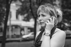Mulher com o telefone foto de stock Mulher com o telefone foto de stock