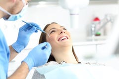 Mulher com sorriso perfeito em um escritório do dentista foto de stock royalty free Mulher com sorriso perfeito em um escritório do dentista foto de stock royalty free