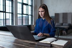 Mulher com suas mãos no teclado do portátil Desenhista que senta-se no worktable com caderno e computador nele imagens de stock Mulher com suas mãos no teclado do portátil Desenhista que senta-se no worktable com caderno e computador nele imagens de stock