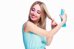 Mulher com um pulverizador de cabelo fotografia de stock Mulher com um pulverizador de cabelo fotografia de stock