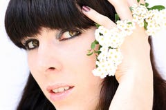 A mulher consideravelmente nova com flores imagem de stock A mulher consideravelmente nova com flores imagem de stock