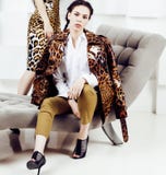 Mulher consideravelmente à moda no vestido da forma com a cópia do leopardo no luxu Imagens de Stock Royalty Free Mulher consideravelmente à moda no vestido da forma com a cópia do leopardo no luxu Imagens de Stock Royalty Free