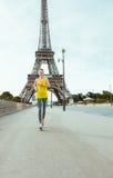 Mulher contra a visão clara de movimentar-se da torre Eiffel imagem de stock Mulher contra a visão clara de movimentar-se da torre Eiffel imagem de stock