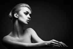 Mulher da alta-costura com penteado abstrato imagens de stock Mulher da alta-costura com penteado abstrato imagens de stock