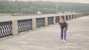 Mulher da aptidão que usa o expansor do esporte para a formação do exercício exterior Estilo de vida ativo filme Mulher da aptidão que usa o expansor do esporte para a formação do exercício exterior Estilo de vida ativo filme