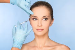 Mulher da beleza que dá o botox imagens de stock royalty free Mulher da beleza que dá o botox imagens de stock royalty free