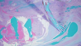 Mulher da ioga que senta-se em uma lona pintada com teste padrão e pinturas abstratos filme Mulher da ioga que senta-se em uma lona pintada com teste padrão e pinturas abstratos filme