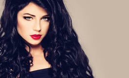 Mulher de cabelo escura Menina moreno com cabelo encaracolado e composição imagens de stock Mulher de cabelo escura Menina moreno com cabelo encaracolado e composição imagens de stock