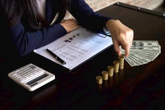 A mulher de neg?cios escolhe moedas na tabela, conta o dinheiro Conceito do neg?cio imagens de stock A mulher de neg?cios escolhe moedas na tabela, conta o dinheiro Conceito do neg?cio imagens de stock