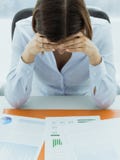 Mulher de neg?cios focalizada que verifica relat?rios e o pensamento financeiros fotos de stock Mulher de neg?cios focalizada que verifica relat?rios e o pensamento financeiros fotos de stock