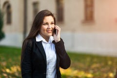 Mulher de neg?cios ou empres?rio bem sucedido que falam no telefone celular ao andar exterior Funcionamento da mulher de neg?cio fotos de stock royalty free Mulher de neg?cios ou empres?rio bem sucedido que falam no telefone celular ao andar exterior Funcionamento da mulher de neg?cio fotos de stock royalty free