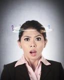 Mulher de negócio asiática confundida fotografia de stock Mulher de negócio asiática confundida fotografia de stock