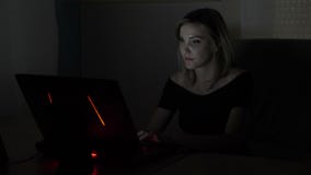 Mulher de negócio atrativa nova furada cansado que usa seu portátil que trabalha em linha em seu projeto tarde na noite - video estoque Mulher de negócio atrativa nova furada cansado que usa seu portátil que trabalha em linha em seu projeto tarde na noite - video estoque