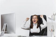 Mulher de negócio bonita no funcionamento do terno e de vidros no computador com originais no escritório claro fotos de stock Mulher de negócio bonita no funcionamento do terno e de vidros no computador com originais no escritório claro fotos de stock