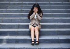 A mulher de negócio comprimida e desesperada que grita apenas sentando-se no sentimento da crise da depressão do sofrimento da es fotos de stock A mulher de negócio comprimida e desesperada que grita apenas sentando-se no sentimento da crise da depressão do sofrimento da es fotos de stock