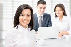 Mulher de negócio feliz com colegas fotos de stock Mulher de negócio feliz com colegas fotos de stock