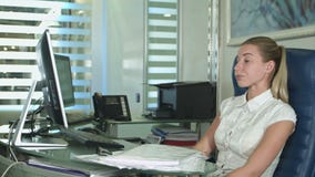 Mulher de negócio nova cansado e sonolento na mesa com um portátil vídeos de arquivo Mulher de negócio nova cansado e sonolento na mesa com um portátil vídeos de arquivo