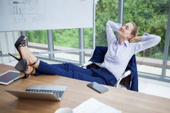 mulher de negócio que relaxa ou que dorme com seus pés na mesa no escritório olhos próximos do trabalhador fêmea do chefe que sen fotos de stock mulher de negócio que relaxa ou que dorme com seus pés na mesa no escritório olhos próximos do trabalhador fêmea do chefe que sen fotos de stock