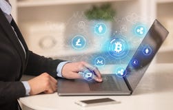 Mulher de negócio que trabalha no portátil com rede da relação do bitcoin e conceito em linha foto de stock royalty free Mulher de negócio que trabalha no portátil com rede da relação do bitcoin e conceito em linha foto de stock royalty free