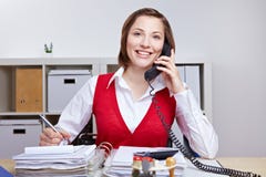 Mulher de negócio que usa o telefone foto de stock royalty free Mulher de negócio que usa o telefone foto de stock royalty free