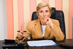 Mulher de negócio sênior séria foto de stock Mulher de negócio sênior séria foto de stock