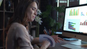 Mulher de negócio virada que trabalha com dados econômicos no computador na noite vídeos de arquivo Mulher de negócio virada que trabalha com dados econômicos no computador na noite vídeos de arquivo
