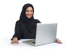 Mulher de negócio árabe bonita que trabalha em seu portátil fotografia de stock Mulher de negócio árabe bonita que trabalha em seu portátil fotografia de stock