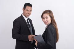 Mulher de negócios asiática profissional que faz o aperto de mão com um homem de negócios e que olha a câmera imagem de stock royalty free Mulher de negócios asiática profissional que faz o aperto de mão com um homem de negócios e que olha a câmera imagem de stock royalty free