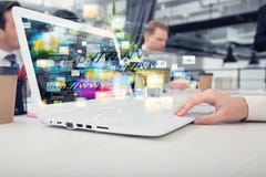A mulher de negócios compartilha do original em linha com uma conexão a Internet rápida fotografia de stock A mulher de negócios compartilha do original em linha com uma conexão a Internet rápida fotografia de stock