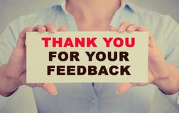 A mulher de negócios entrega guardar o cartão com agradece-lhe para sua mensagem do feedback fotografia de stock A mulher de negócios entrega guardar o cartão com agradece-lhe para sua mensagem do feedback fotografia de stock