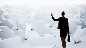 Mulher de negócios incomodada que encontra a maneira imagens de stock royalty free Mulher de negócios incomodada que encontra a maneira imagens de stock royalty free