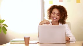 Mulher de negócios ocasional de sorriso que usa o portátil filme Mulher de negócios ocasional de sorriso que usa o portátil filme