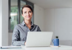 Mulher de negócios profissional que trabalha em um computador Fotografia de Stock Royalty Free Mulher de negócios profissional que trabalha em um computador Fotografia de Stock Royalty Free