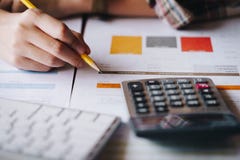 Mulher de negócios que analisa cartas do investimento com a calculadora para o fi fotografia de stock Mulher de negócios que analisa cartas do investimento com a calculadora para o fi fotografia de stock