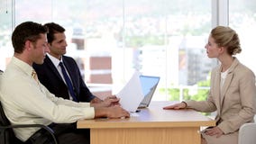 Mulher de negócios que fala durante uma entrevista de trabalho vídeos de arquivo Mulher de negócios que fala durante uma entrevista de trabalho vídeos de arquivo