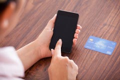Mulher de negócios que faz o pagamento no telefone celular foto de stock Mulher de negócios que faz o pagamento no telefone celular foto de stock