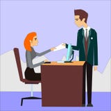 Mulher de negócios que senta-se e que trabalha em sua mesa que dá originais a seu colega que está próximo ilustração stock Mulher de negócios que senta-se e que trabalha em sua mesa que dá originais a seu colega que está próximo ilustração stock