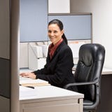 Mulher de negócios que senta-se no sorriso da mesa foto de stock Mulher de negócios que senta-se no sorriso da mesa foto de stock