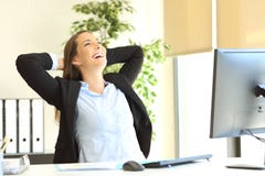 Mulher de negócios satisfeita que relaxa no escritório fotos de stock Mulher de negócios satisfeita que relaxa no escritório fotos de stock