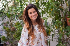 Mulher de sorriso bonita com sorriso perfeito fotografia de stock royalty free Mulher de sorriso bonita com sorriso perfeito fotografia de stock royalty free