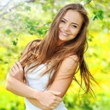 Mulher de sorriso bonita no fundo da natureza imagem de stock Mulher de sorriso bonita no fundo da natureza imagem de stock