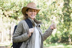 Mulher de sorriso com polegares acima imagem de stock Mulher de sorriso com polegares acima imagem de stock
