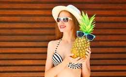 Mulher de sorriso do retrato do verão com o abacaxi engraçado nos óculos de sol fotografia de stock Mulher de sorriso do retrato do verão com o abacaxi engraçado nos óculos de sol fotografia de stock