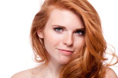 Mulher de sorriso nova bonita com cabelo vermelho e as sardas isolados foto de stock Mulher de sorriso nova bonita com cabelo vermelho e as sardas isolados foto de stock