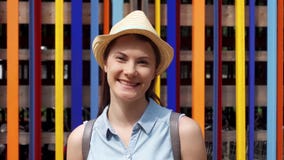 Mulher de sorriso que está contra o fundo colorido da parede Turista despreocupado que aprecia férias fora filme Mulher de sorriso que está contra o fundo colorido da parede Turista despreocupado que aprecia férias fora filme