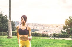 Mulher desportivo nova que corre na natureza em um parque exterior - desportista que movimenta-se na cidade imagens de stock Mulher desportivo nova que corre na natureza em um parque exterior - desportista que movimenta-se na cidade imagens de stock