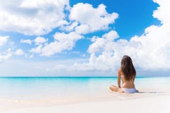 Mulher do sonho das férias da praia que aprecia férias de verão fotografia de stock Mulher do sonho das férias da praia que aprecia férias de verão fotografia de stock